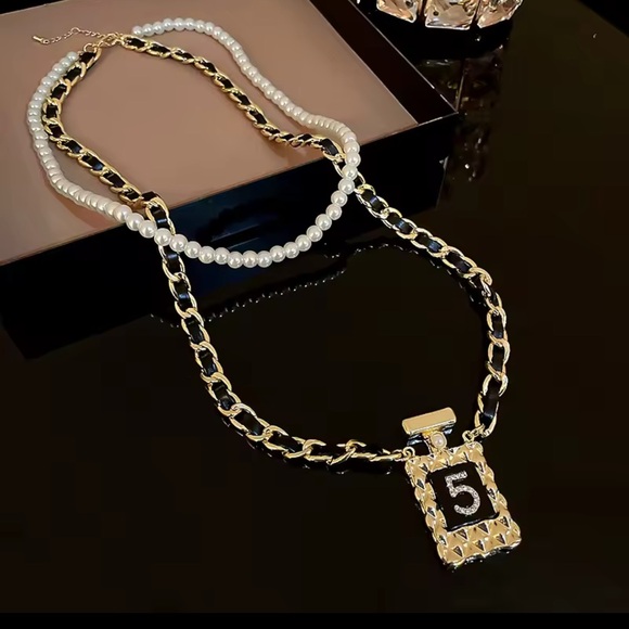 Jewelry - Elegant Gold and Black Pendant Necklace